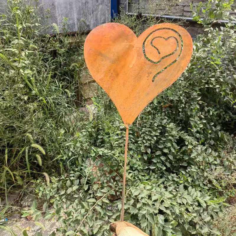 American Wrought Iron Heart-Shaped Rusted Metal Floral Garden Decoration