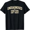 Udiagnosticeret Men Noget Er Galt Sjovt Ordsprog T-Shirt