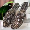 Sprankelende Kristallen Slippers met Lage Hak voor Dames in de Zomer, Gemaakt van Transparant Plastic Materiaal, Geschikt voor Binnen- en Huishoudelijk Gebruik