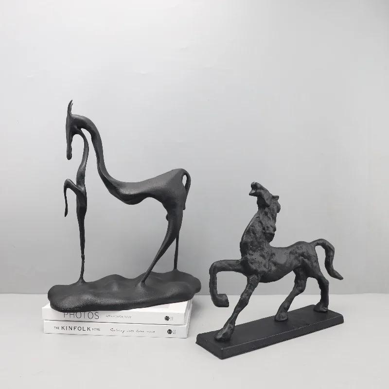 Geometric Abstract Cast Iron Horse Sculpture, Animal Sculpture Crafts, Living Room and Office Desktop Decoration Ornaments