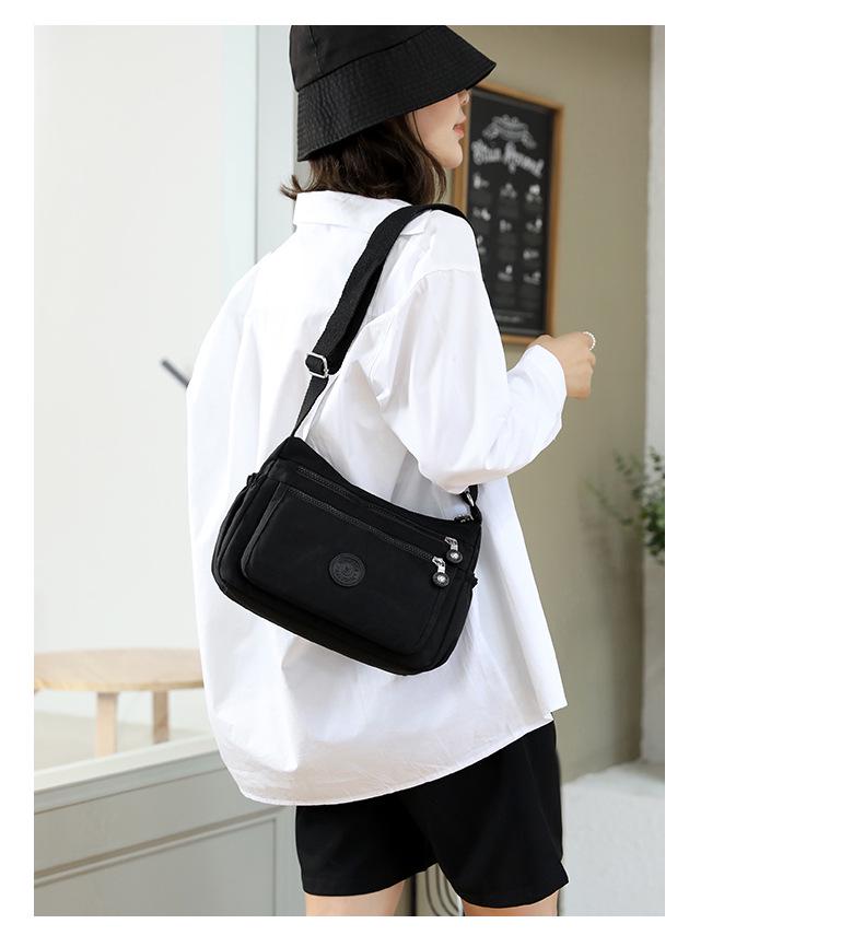 Urban Minimalistische Damen Nylon Umhängetasche - Lässige Bedruckte Kleine Quadratische Tasche für Mittelalte und Ältere