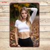 Letrero Vertical de Metal Lata Mujer Rubia Top Corto Amarillo Pantalones Cortos de Mezclilla Paisaje de Flores Silvestres Decoración para Colgar en la Pared