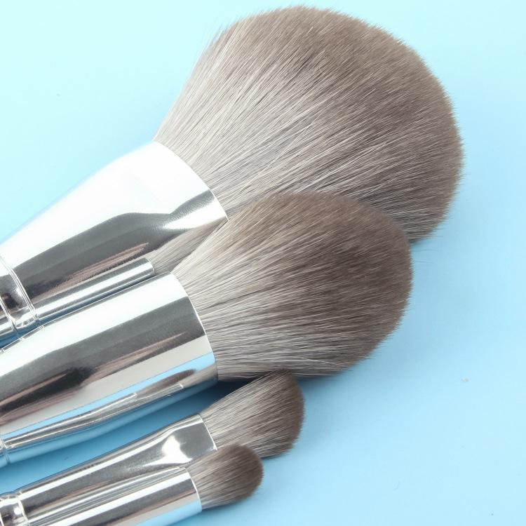 Set de Pensule de Machiaj 14 Piese Co-Branded Li Tongxue: Perii Ultra- moi pentru Pudră, Fard de ochi, Fond de ten, Fard de obraz și Iluminator.