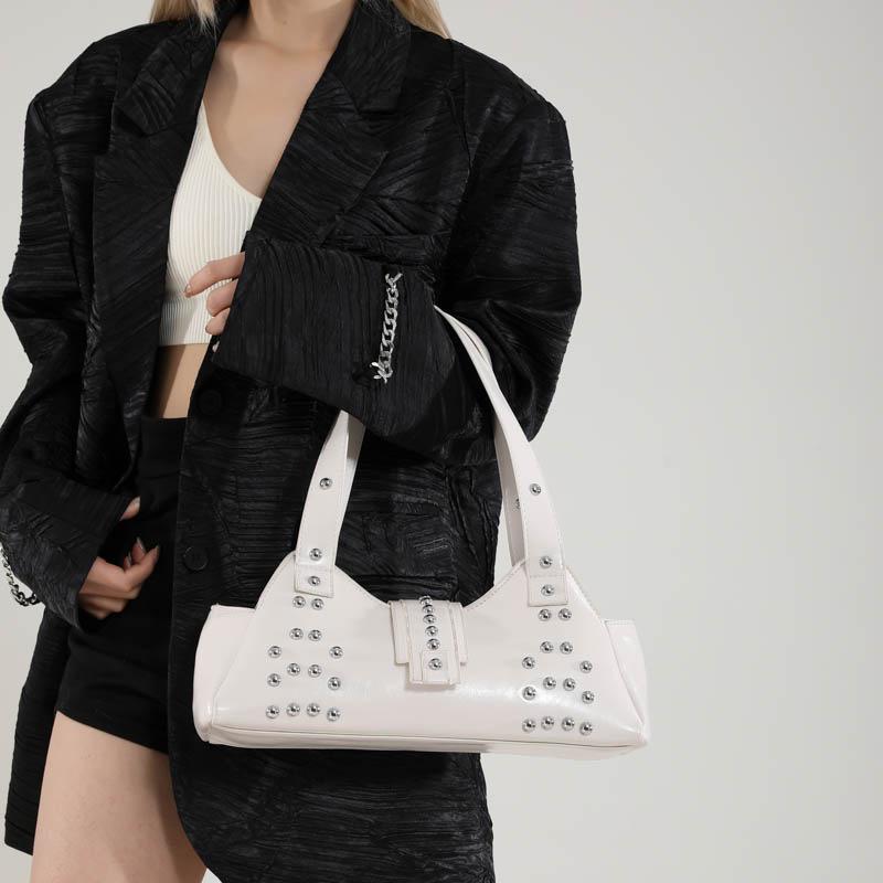 Nieuwe Retro Nieten Draagtas Modieuze en Gepersonaliseerde Schouder Onderarmtas Voor Dames Trend Grote Capaciteit Portemonnee en Handtassen