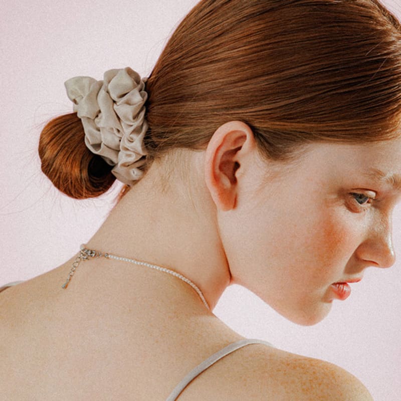 Scrunchie de cetim com franzido mellotory (marfim)