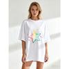 Camiseta Oversize Feminina de Manga Curta com Estrela em Gradiente Rosa-Amarelo-Azul e Estrelinhas Coloridas Estampadas