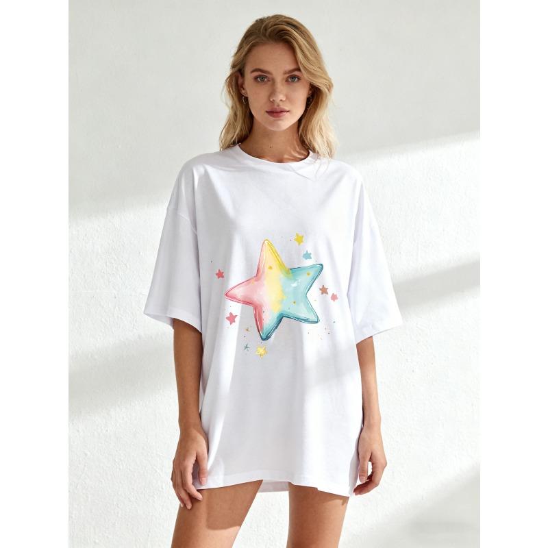 Camiseta Oversize Feminina de Manga Curta com Estrela em Gradiente Rosa-Amarelo-Azul e Estrelinhas Coloridas Estampadas