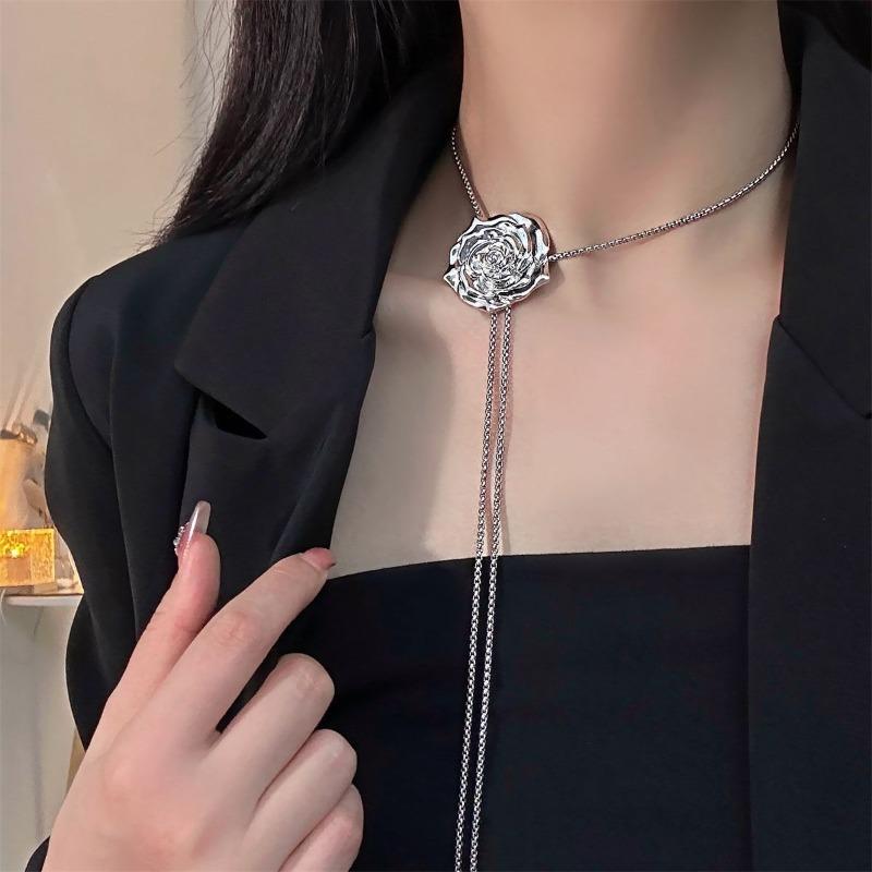 Retro Rose Pull Necklace Women's Niche Light Luxury Cold Wind Neck Chain Fashion High Sense Collarbone Chain