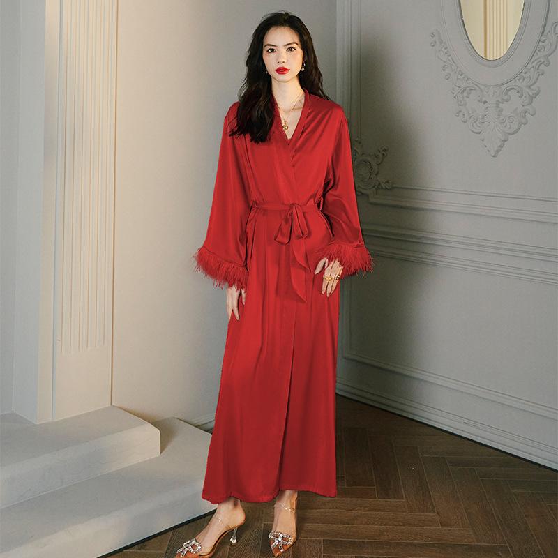 Vêtements de nuit tendance en satin à manches longues pour femmes avec ourlet à plumes et matière en soie glacée