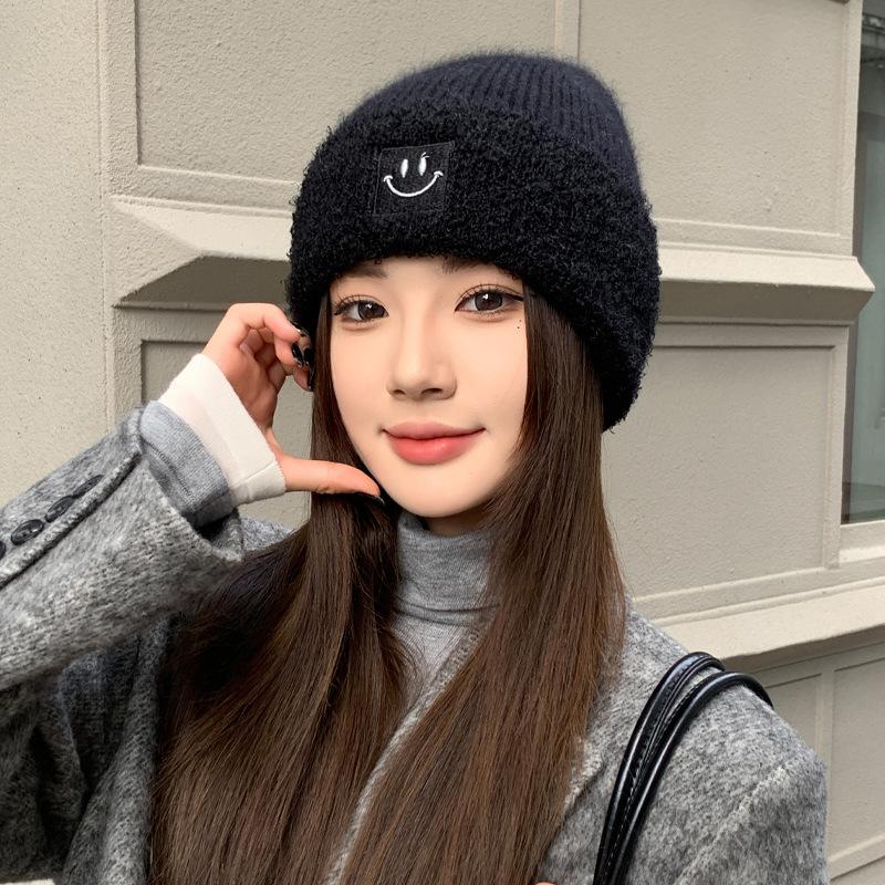 Neue Herbst- und Wintermützen für Damen Niedliche Strickmützen mit lächelndem Gesicht Wollmützen für den Winter Studentenplüschmütze Trend