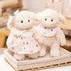 28cm Niedliches Stoffschaf mit Kleid Lätzchen Plüsch Weiche Spielzeuge Flauschiges Lamm Kinderpuppe Kreatives Geschenk für Kinder Baby Begleitschlafspielzeug