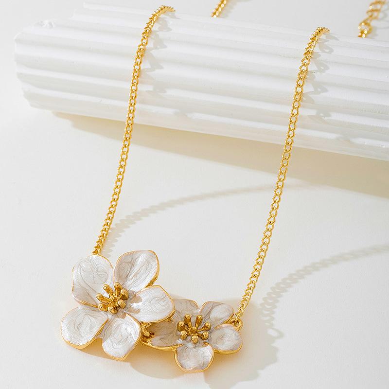 Vintage Personality Colorful Oil-Dripping Five-Petal Flower Pendant Necklace for Women Charm Clavicle Chain Party Jewelry Gifts