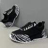 Herrenschuhe Sommer neu atmungsaktives Mesh Sport Freizeitschuhe Innenhöhe erhöht bedruckte Buchstaben Dad Shoes