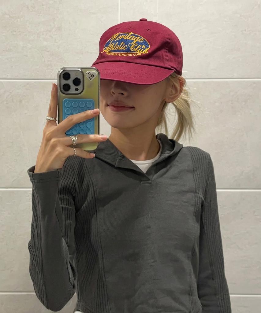 Yunibeoseugameonteu Universe Signed Long Bill Washed Cap_Burgundy