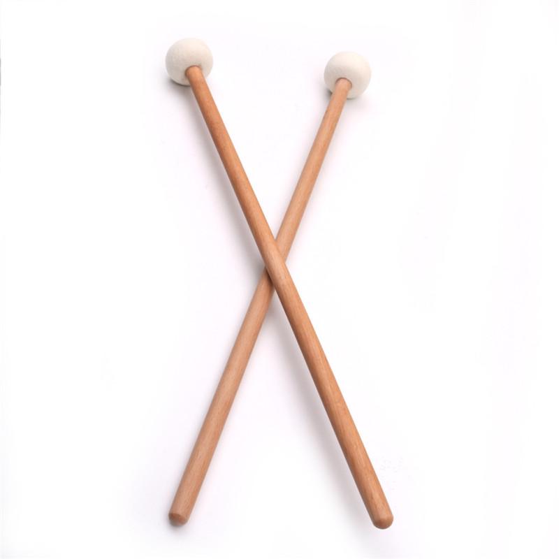2 vnt. Timpani malotė, būgno lazdelė, veltinio galvutė, medinė rankena, neslystančios bosinio būgno lazdelės, nepakeičiamos