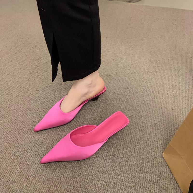 Nowe modne szpiczaste palce damskie pantofle pantofle moda cukierkowe kolory damskie eleganckie sandały kwadratowe niskie obcasy wsuwane klapki buty