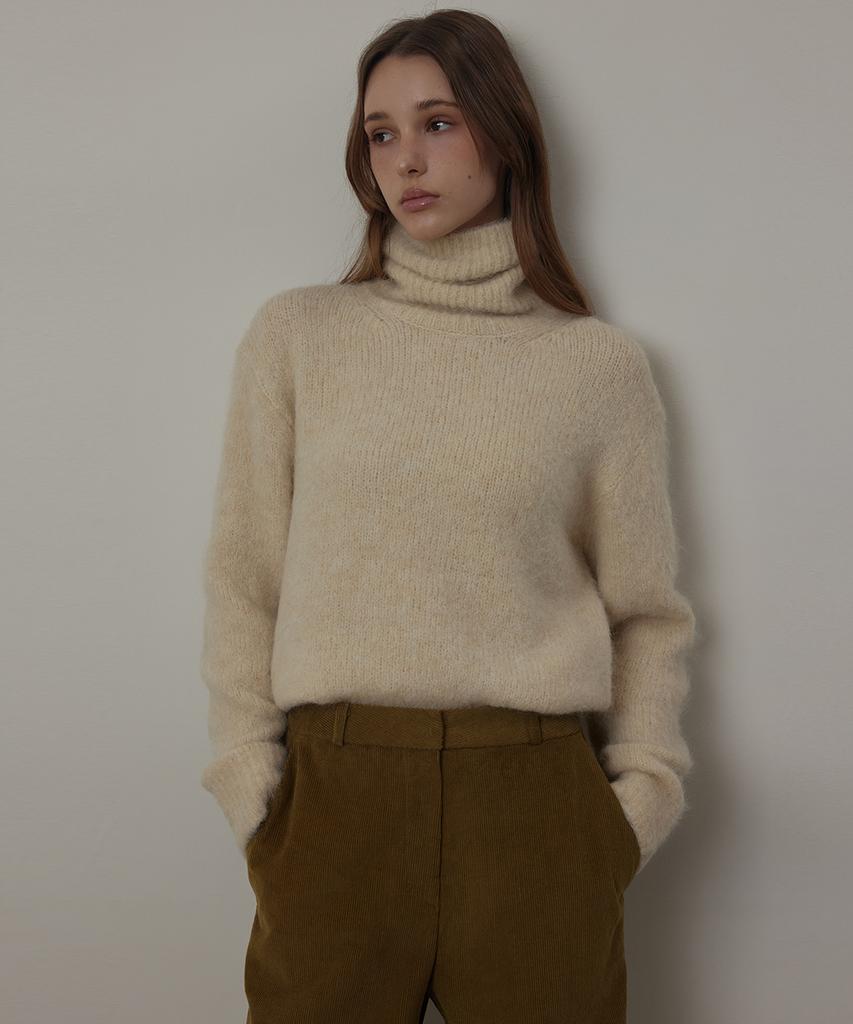 Kwinseulaebis Hairy Alpaca Warm Turtle-Neck Knit