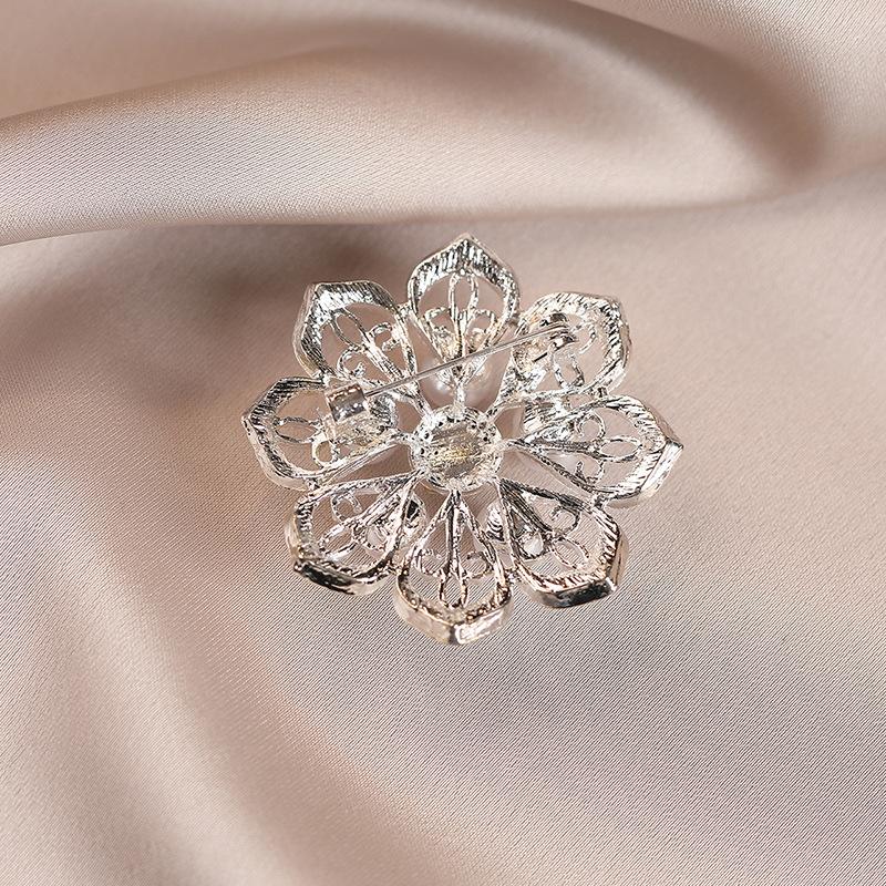 Květinová brož osázená perlou a diamanty, Niche lehká luxusní brož, Doplněk ke kabátu a obleku, Matný uzávěr