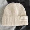 Dámská vlněná pletená zimní zahuštěná čepice Jednobarevná s nálepkou s písmeny Čepice Beanie Čepice Skullies Korejská dívka Chránič uší Proti chladu Puloverová čepice