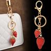 Porte-clés pendentif fraise à la mode pour femmes filles mignon breloque tendance porte-clés anneau de clé de voiture décoration de sac à dos cadeaux