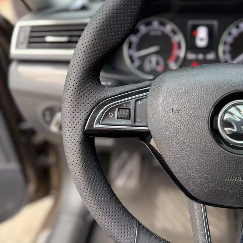 Fekete Bőr Autó Kormánykerék Borítás Skoda Fabia Citigo Karoq Rapid Kodiaq Scala Octavia Roomster Superb Yeti 2013-hoz