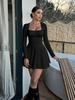 Damen Mini-Kleid mit quadratischem Ausschnitt, Rüschensaum, langen Ärmeln und figurbetontem Oberteil