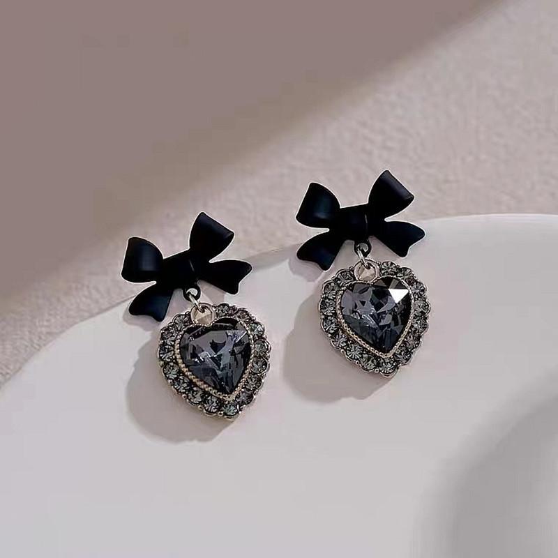Retro black Xiaoxiangfeng stud earrings women's fashion elegance temperament high-end earrings bow love versatile earrings