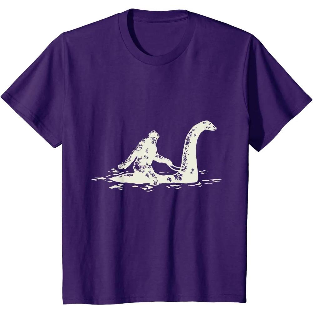 Maglietta Divertente Bigfoot Sasquatch che Cavalca il Mostro di Loch Ness