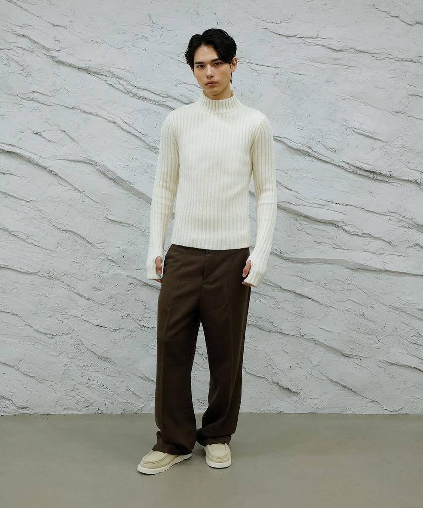 SIGNATURE Fingerhole Turtleneck Knit [Ivory]