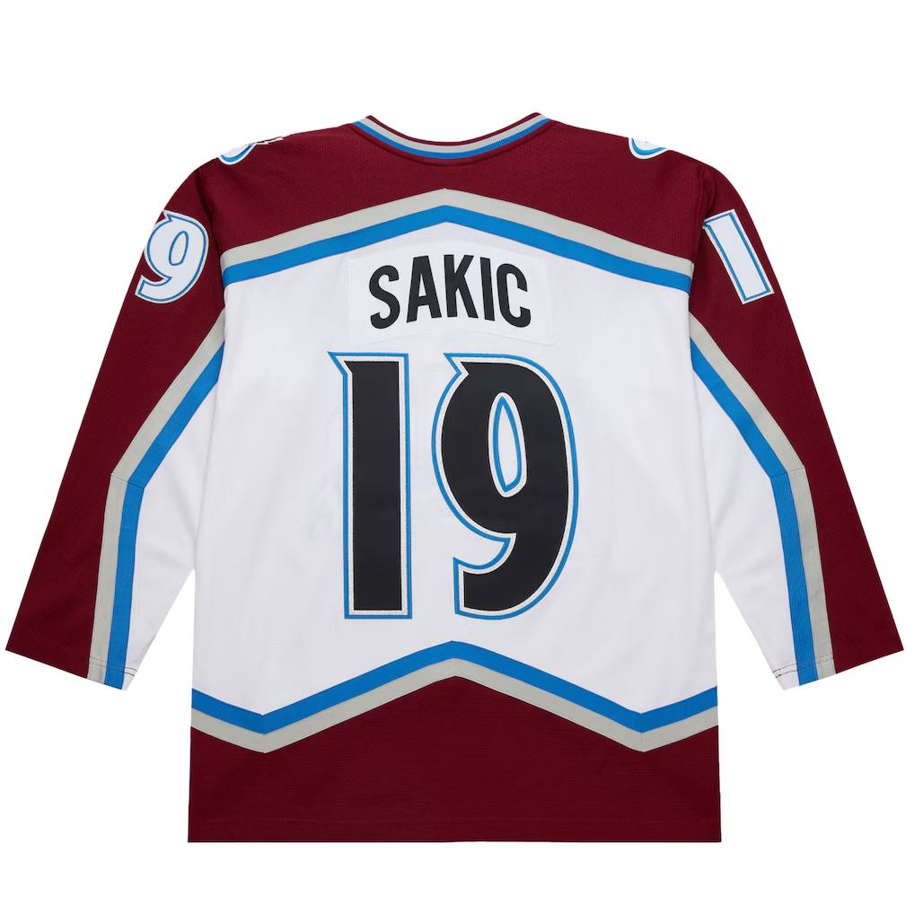 Maglia da Hockey - Accenti Bianco/Borgogna/Blu "Sakic 19" Capitano "C" Logo Retrò "A" Maglia Sportiva Traspirante Stampe HD 3D