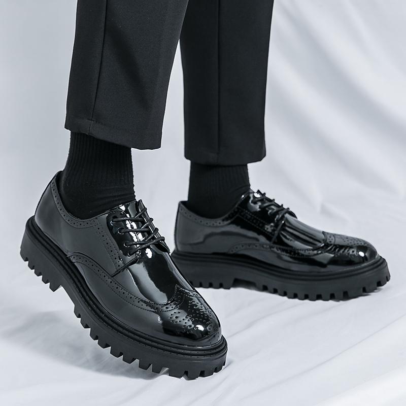 Fashion Casual Men's Leather Shoes Classics Brogue Style Design Fashion Parties and Street Black and White Minimalist Shoes New Hot