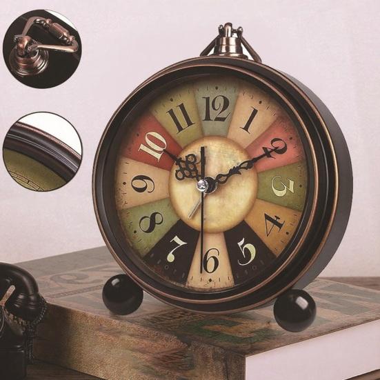 Vintage Metal Analog Alarm Clock Large Display Non-Ticking Silent Battery Operated Bedroom Retro Desk Quartz Clock Children Students Birthday Gift