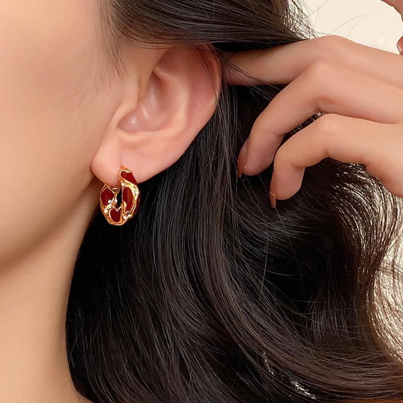 Nuevos pendientes de aro pequeños con textura de metal de color esmaltado vintage para mujer, modernos pendientes con hebilla para la oreja chapados en oro, joyería creativa