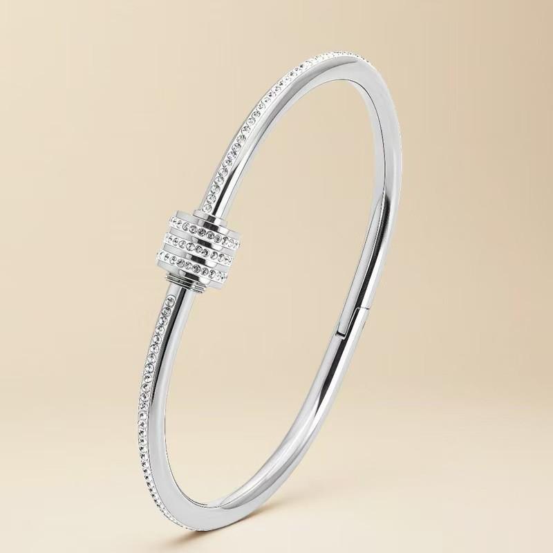 Elegant Non-Fading Titanium Steel Bracelet for Women, Gold-Plated European and American Style Stainless Steel.