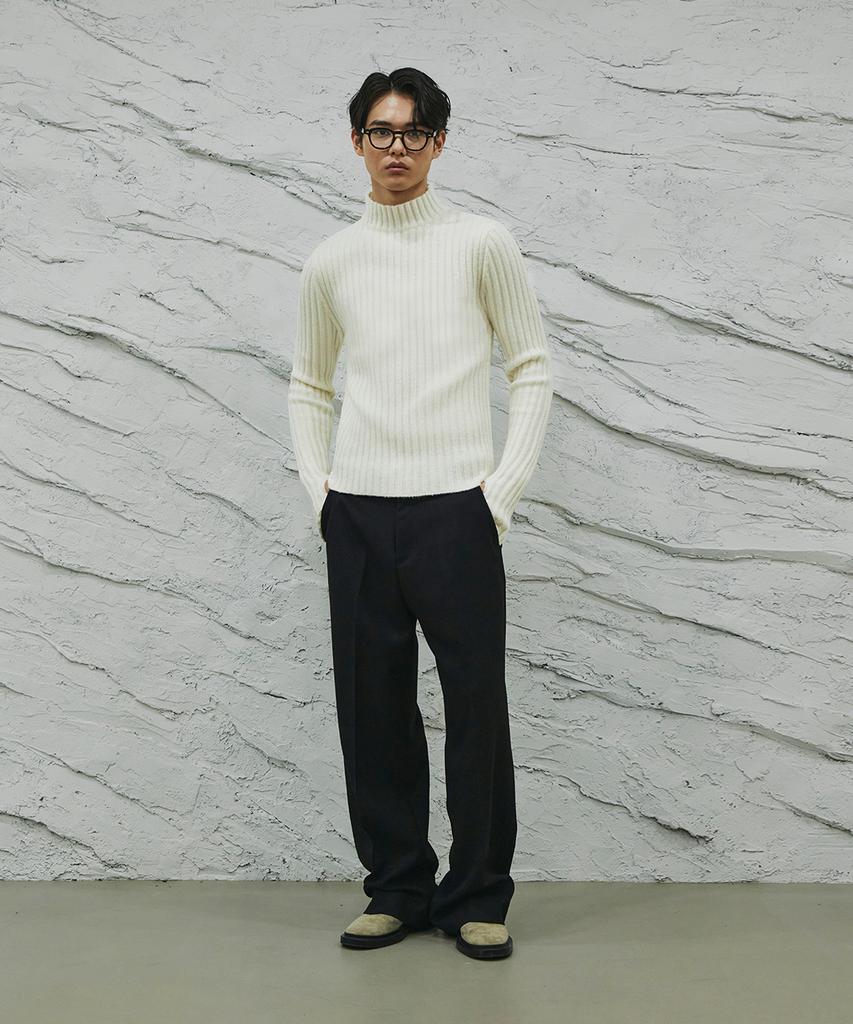 SIGNATURE Fingerhole Turtleneck Knit [Ivory]
