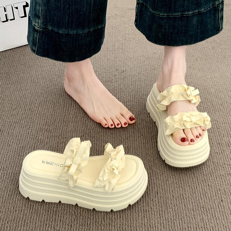Diksoldige slippers met één band voor dames, zomer 2025 nieuw, geplooide kant, high-end sleehak, Europese goederen tonen hoge buitensandalen