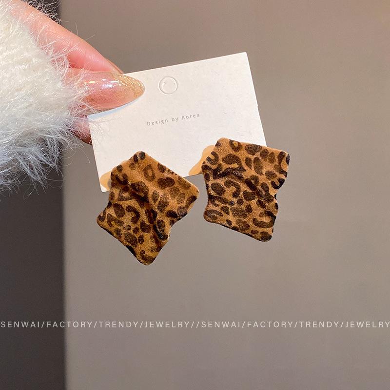 Vintage Maillard leopard print flocking stud earrings women's light luxury earrings autumn and winter ear jewelry