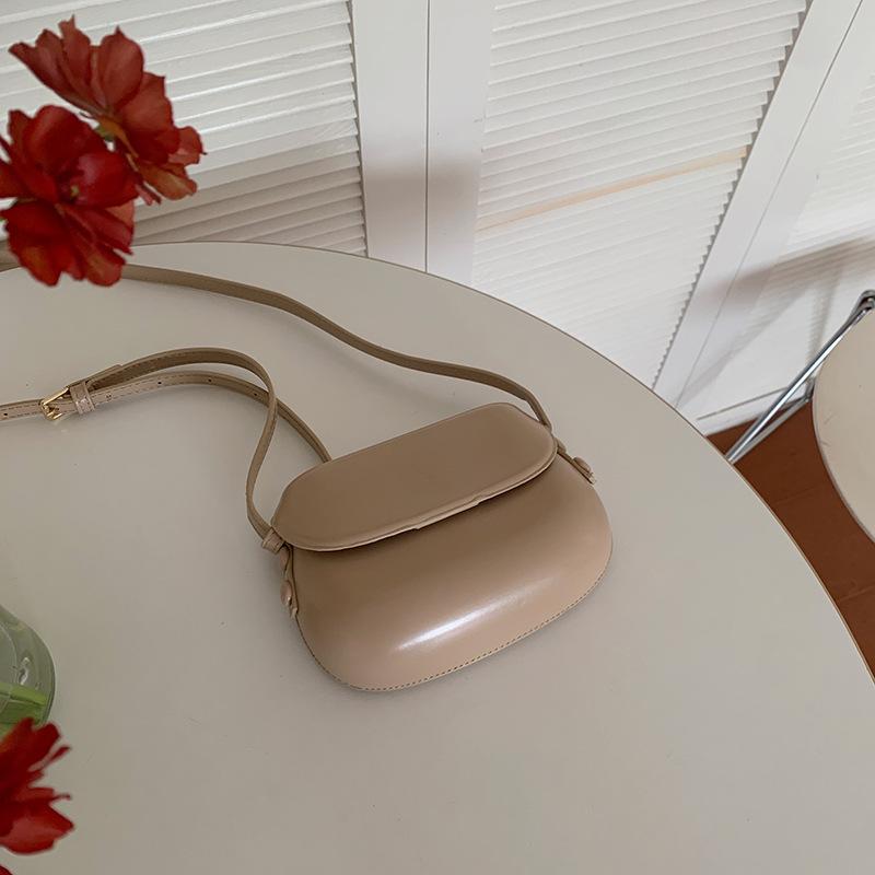 New Design Summer Korean Classic Ins Red Saddle Bag Crossbody Small Size Bag Women Versatile Simple Mobile Phone Bag