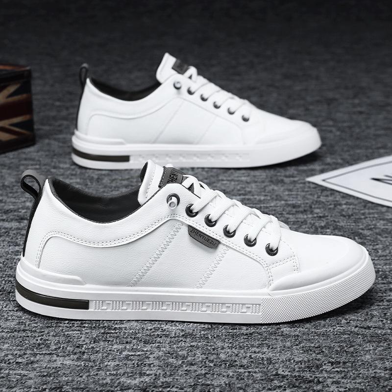 Herrenschuhe sind atmungsaktiv, hochwertig, vielseitige Board-Schuhe und können an einem Fuß getragen werden. Herren-Freizeit-Lederschuhe, Sport-PU-Leder, weiße Schuhe