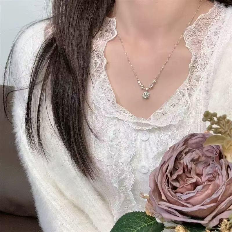 Elegant Square Diamond Necklace for Women – High-End Clavicle Chain, Perfect Birthday Gift for a Best Friend