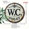 Vintage WC Toiletttebord. Ronde aluminium plaat met bloemmotief voor boerderij of café.