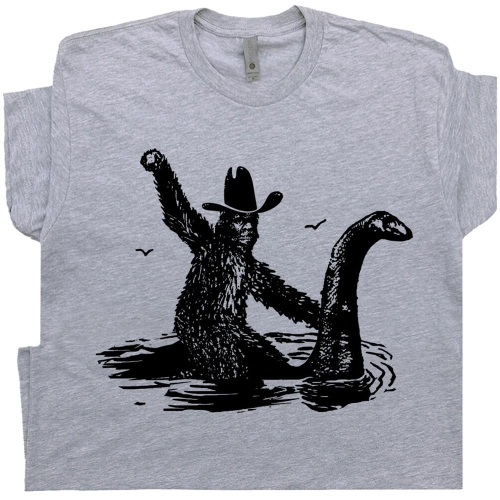 Bigfoot T-shirt Loch Ness-odjuret Rolig T-shirt Cool Vintage Herr Dam Sasquatch Unisex T-shirt