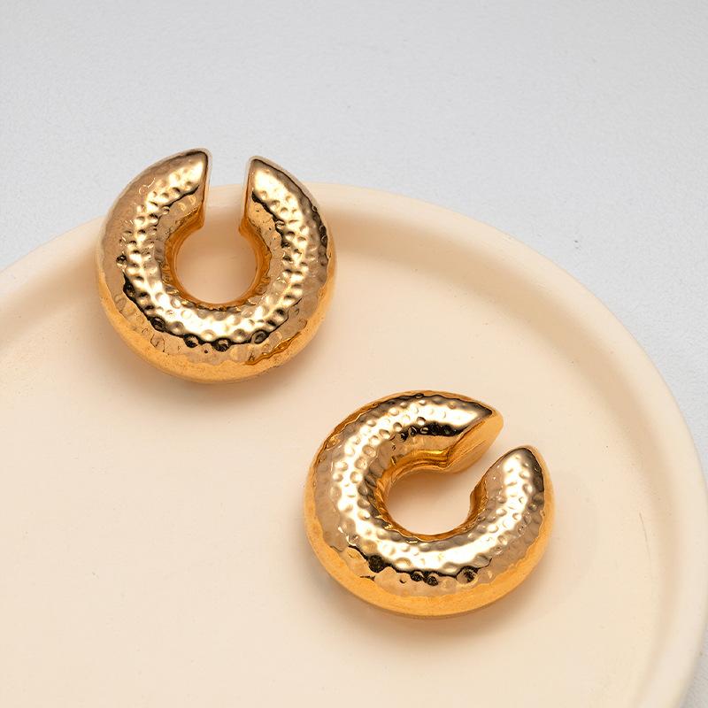 European and American High-end Stainless Steel Hollow Ear Clips, Retro Style Light Luxury Women's Simple Titanium Steel Earrings and Earrings.