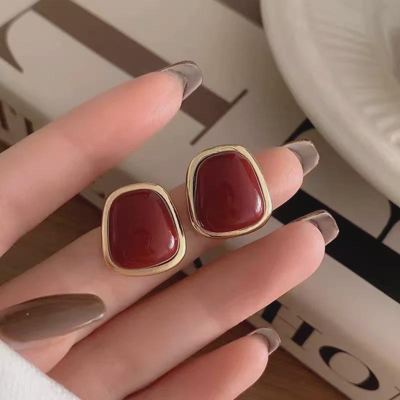2023 High-End French Retro Geometric Square Earrings for Women