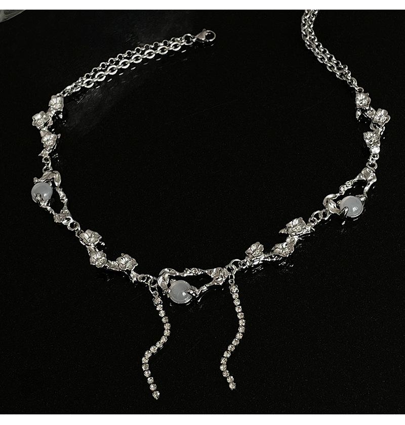 Niche Design, Personalized Vine Flower Tassel Necklace, Women's Light Luxury, High-end Feeling, Inset Cold Wind Neck Chain, Lock Bone Chain