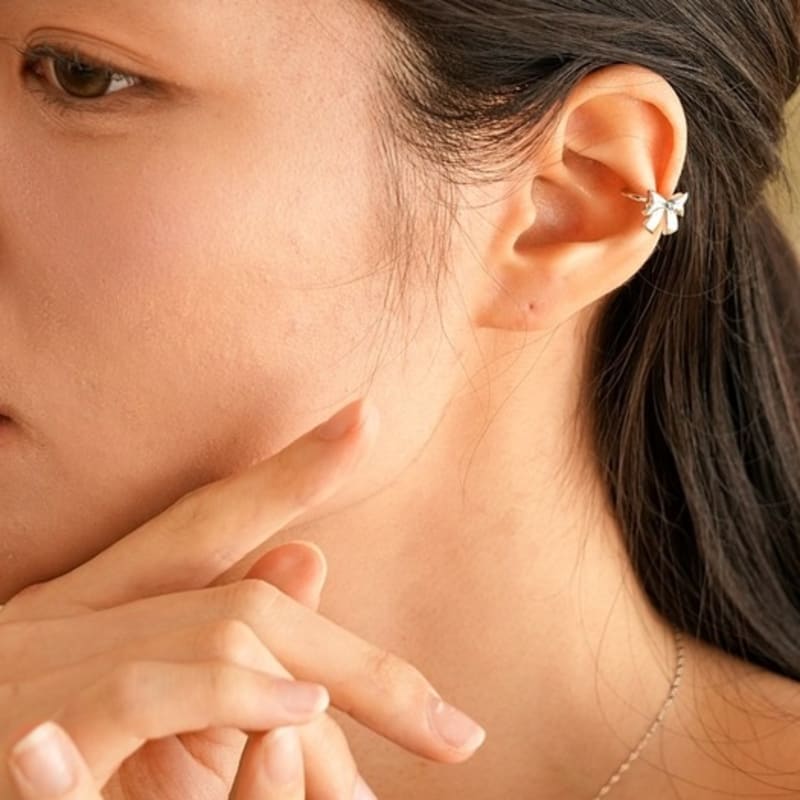 BELLOOGGI Blue Diamond Ribbon Earcuff