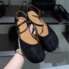 Rindsleder-Version~ Retro Nischen-Sub-Toe-Schuhe flacher Boden Ein-Wort-Schnalle mit Beutelkopf Sandalen Damen Sommer Vielseitige Sandalen