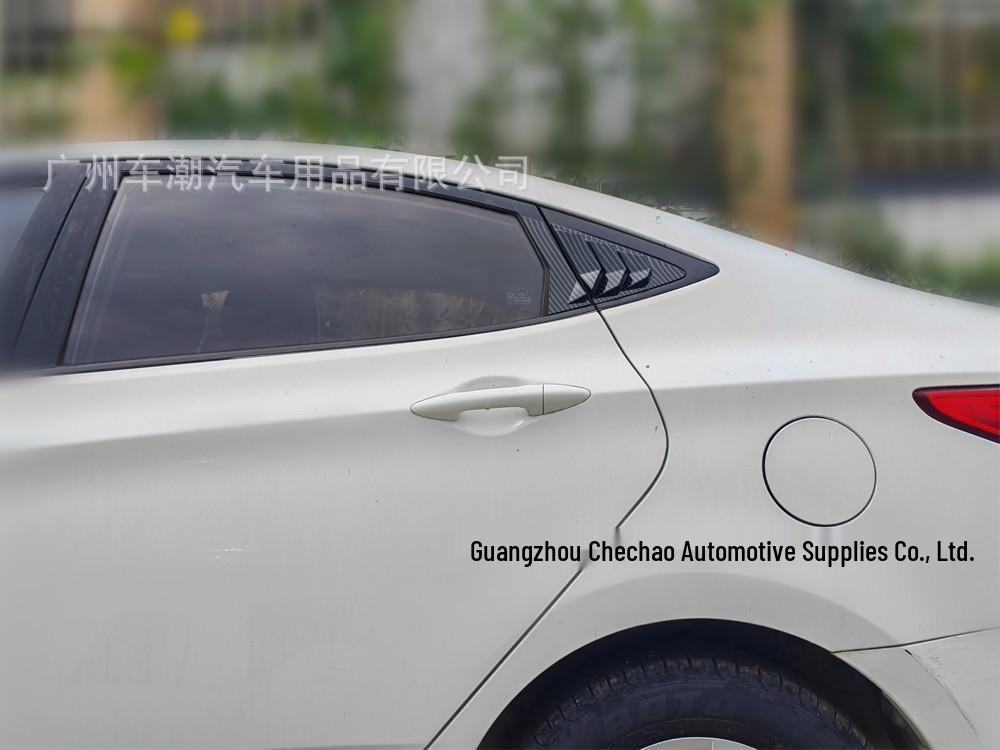 Deflecteurs de vitre arrière triangulaire pour Hyundai Verna Berline - Style Mustang (Modèles 10-16)