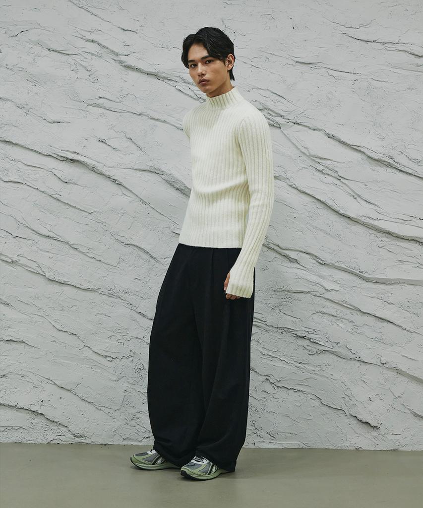 SIGNATURE Fingerhole Turtleneck Knit [Ivory]