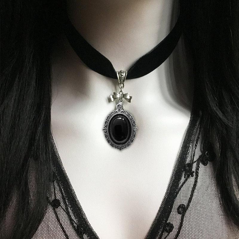 Vintage Green Quartz Crystal Necklace Imitate The Old Metal Necklace For Women Vampire Embossed Witch Jewelry Accessories